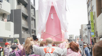 【会社で見ちゃダメ！】奇祭体験アンビリバボー、男根神輿を最前列で全力警備してみた！